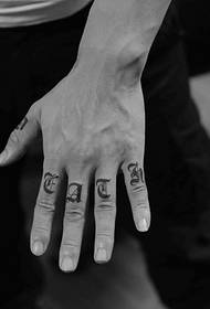 Tatuaj creativ cu totem mic, ascuns în patru degete