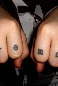 Par prstiju crno slovo tetovaža slova