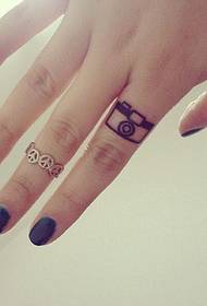 Mala lijepa tetovaža kamere na prstu