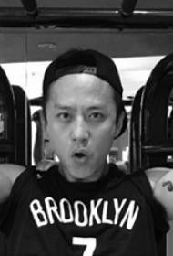 Deng Chao's tattoo pattern Star's arm on black English tattoo picture