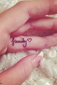 Ljubezen srčna tetovaža na prstu