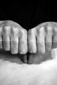 Bijeli uzorak tetovaže na prstu