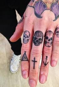 Finger personality skull tattoo pattern to enjoy pictures