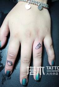 Девојче прст мала свежа шема на тетоважи