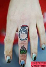 ένα έργο τατουάζ δάχτυλο cartoon totoro