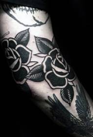 Uzorak tetovaže crne ruže dosadan, ali prekrasan uzorak tetovaže crne ruže