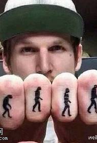 Evoliucinis tatuiruotės modelis ant piršto ant beždžionės žmogui