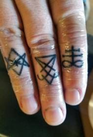 Minimalistička linija tetovaža muškog učenika prst na crnoj slici tetovaža simbola