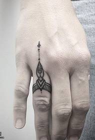 Tetovējuma gredzena tetovējums uz pirksta