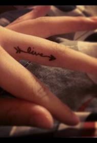 Dziewczyna palec prosty palec list tatuaż