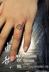 Girl finger small and classic four-leaf clover tattoo pattern