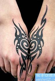 Modello di tatuaggio totem dito coppia