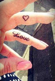 Обичайте сърцето татуировка на пръста
