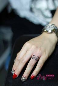 Kleine verse ringvinger tattoo foto