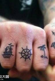 Patrón de tatuaxe de barco de dedos
