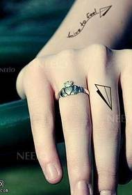 Hatz diamantearen eraztun errealista tatuaje eredua