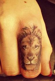 Tatuaje de cabeza de león pequeno no dedo