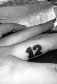 Tattoo broj djevojka prst na crnoj tetovaži digitalnu sliku