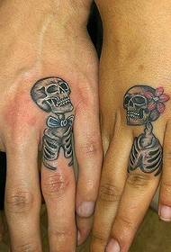 Kreativt par slikker tatovering på fingeren