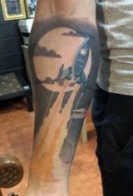 Zdjęcie tatuażu na ramieniu Zdjęcie przedstawiające szkolnego chłopca na tatuażu księżycowym i rakietowym