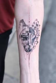 Mala, svježa tetovaža na maloj ruci dobrog dizajna