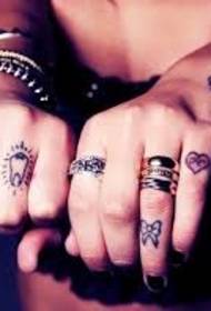 ลายสักเล็ก ๆ บนนิ้วหญิง