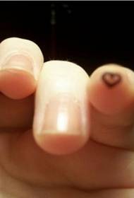 Dziewczyna palec w kształcie serca ładny tatuaż
