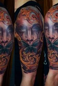 obojeni leptir u ramenu i uzorak tetovaža plačuće žene