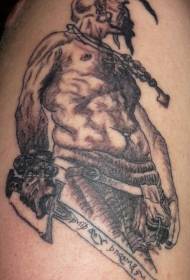 Na ramenih rjavo pogumen kozak in izrezljan vzorec tatoo