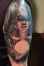 ramena skrivnostna ženska z vzorcem svetlo tatoo s kroglico