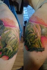 Na rame komično vetrno obarvan jezni vzorec tatujev Hulk