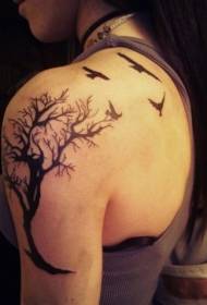 θηλυκό ώμο μαύρο νεκρό δέντρο και τατουάζ μοτίβο πουλιών