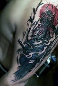 Wielobarwny tajemniczy wzór tatuażu na ramię azjatyckiego stylu