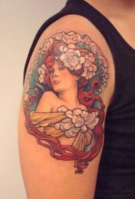 pečių spalvos moterų portretas su gėlių tatuiruotės modeliu