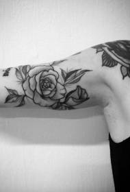 плечо чёрный серый олдскул роза тату