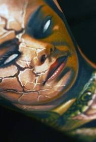 Color del hombro dañado patrón de tatuaje de Medusa