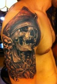 patrón de tatuaje de calavera pirata grande hombro masculino