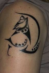 Na ramenu crni plemenski stil vučji totem tetovaža uzorak