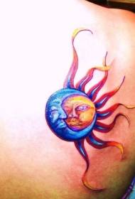 खांदा रंग चंद्र आणि सूर्य टॅटू नमुना