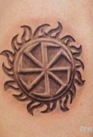 Невероватни шарени племенски узорак тетоважа сунца