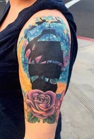 plecu krāsas tumšā buru laiva ar rožu tetovējuma rakstu
