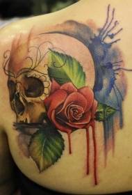 plecu akvareļa galvaskauss un sarkanās rozes tetovējuma raksts