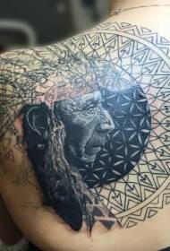 Повратак задивљујући портрет старца Индијанца са украсним узорком тетоваже у облику стрелице