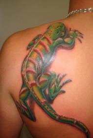 Padrão de tatuagem de lagarto realista de cor de ombro