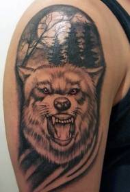 Schulter brauner Wolf Tattoo-Muster im dunklen Wald