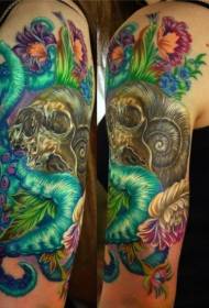 olkapäävärinen ihmisen kallo, jossa on mustekala tatuointikuvio
