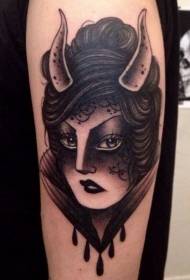 女性肩膀上黑灰的女人角纹身图案