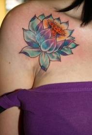 patrón de tatuaje de loto color de hombro femenino