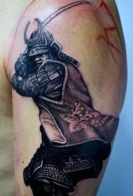 épaule couleur grand guerrier guerrier avec motif de tatouage épée