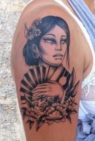 Arm svart vakker asiatisk geisha med tatoveringsmønster for blomstervifte